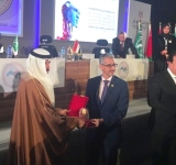 وزير التربية والتعليم بمملكة البحرين يكرّم  مدير عام الألكسو