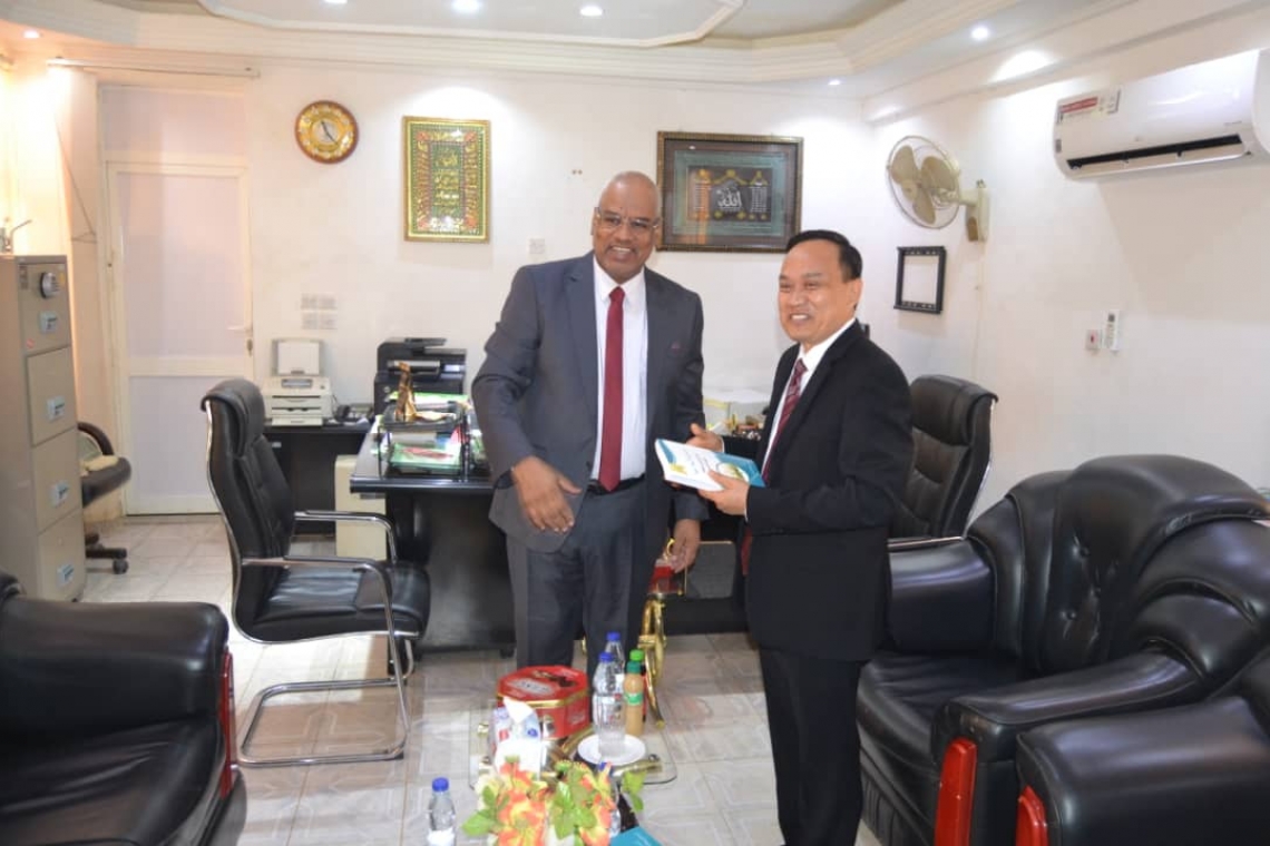 Indonesian Ambassador to Khartoum pays visit to Khartoum International Institute for the Arabic Language