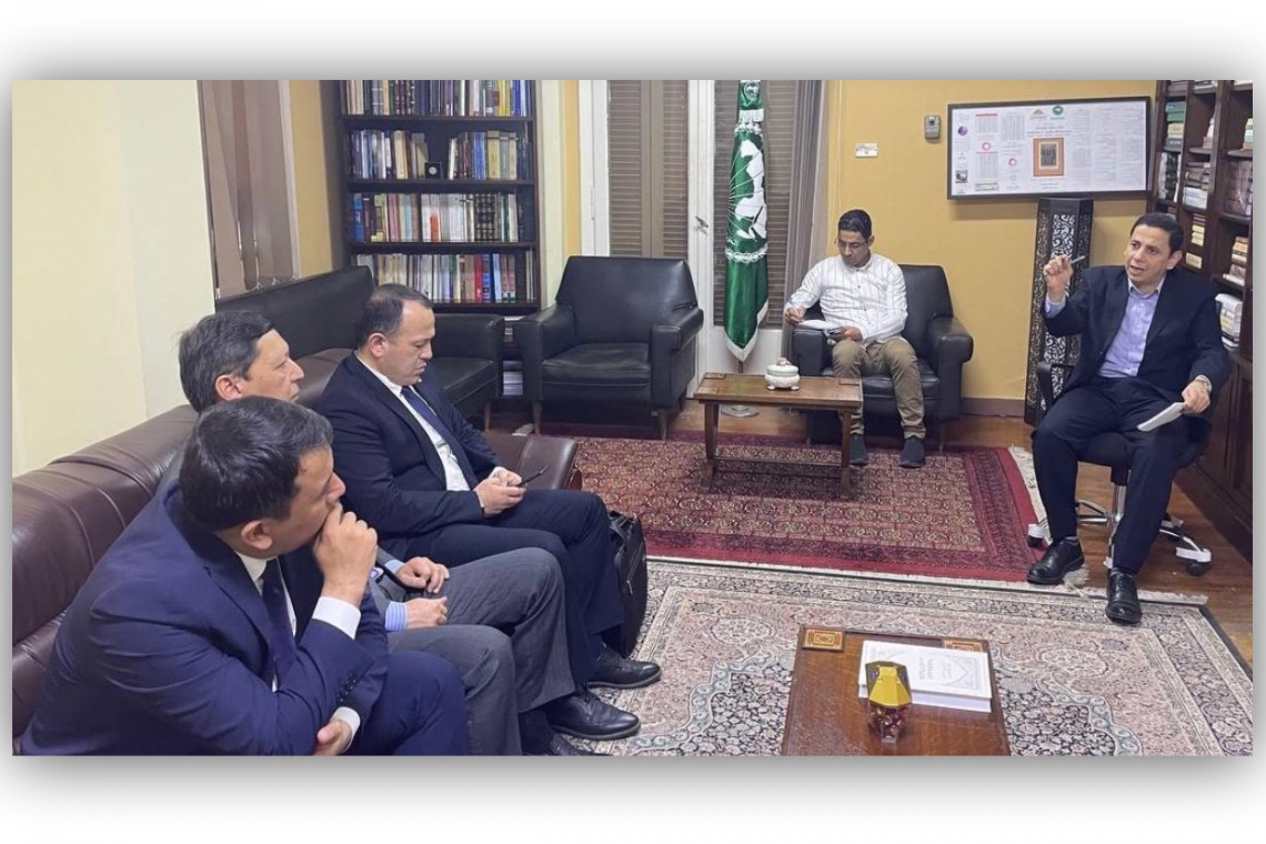  وفد من جمهورية أوزباكستان يؤدي زيارة إلى معهد المخطوطات العربية