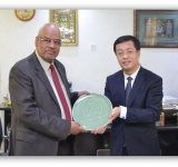نائب سفير جمهورية الصين الشعبية بالخرطوم   يزور معهد الخرطوم الدولي للغة العربية
