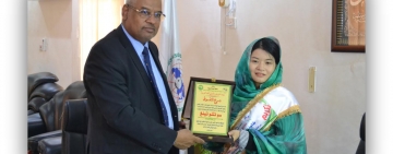 الالكسو تكرم طالبة صينية تحصلت  على درجة الدكتوراه في تعليم اللغة العربية للناطقين بغيرها