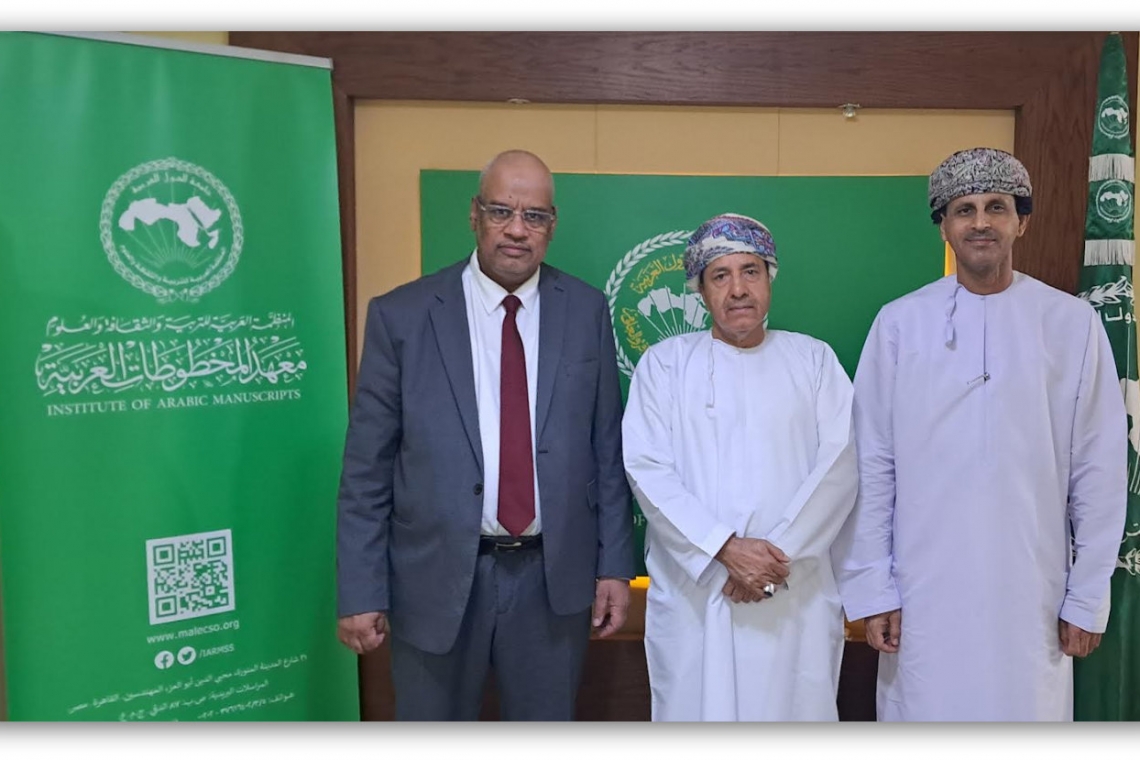 Le Président de l'Autorité des Documents et des Archives d'Oman visite l'Institut des Manuscrits Arabes