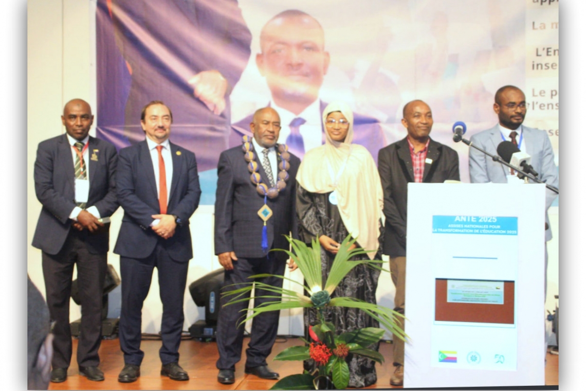 S.E. le Président de l'Union des Comores décerne la Médaille de l'ALECSO à l’Elève Lauréate des Olympiades Arabes de Mathématiques
