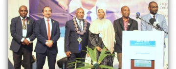 فخامة رئيس جمهورية  القمر المتحدة يكرّم طالبة متفوقة بميدالية الألكسو  في أولمبياد الرياضيات العربي 