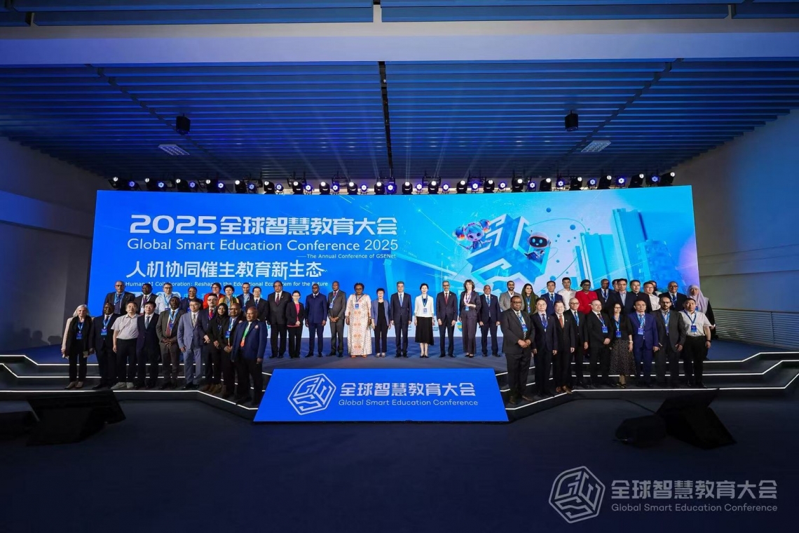 At the Global Smart Education Conference in China :   ALECSO emphasizes the importance of investing in Artificial Intelligence to advance education