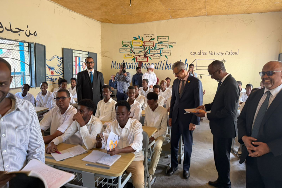 المدير العام للألكسو ووزير التربية والتعليم والثقافة يؤدّيان زيارة ميدانية إلى إحدى مدارس العاصمة مقديشو