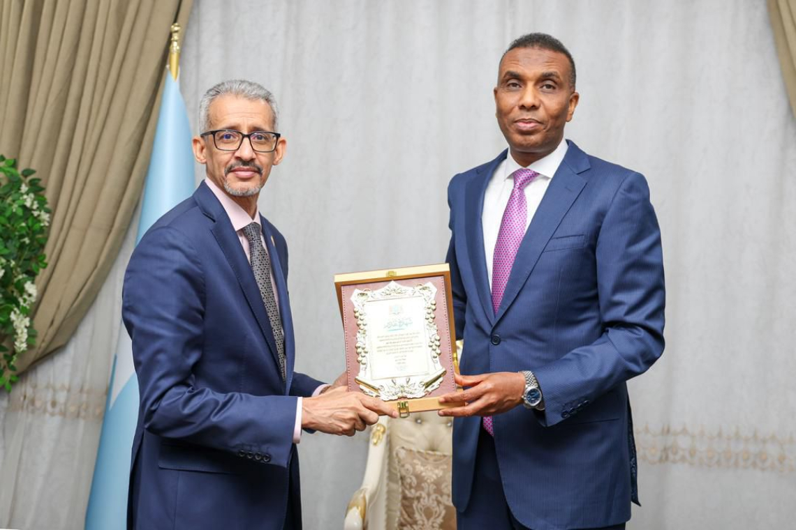 رئيس وزراء جمهورية الصومال الفيدرالية يكرّم المدير العام للألكسو