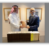 المدير العام للألكسو يهدي موسوعة أعلام العلماء والأدباء العرب والمسلمين إلى مركز الملك فيصل للبحوث والدراسات الإسلامية