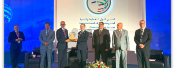 المدير العام للألكسو يسلّم درع المنظمة لوزير التخطيط الليبي