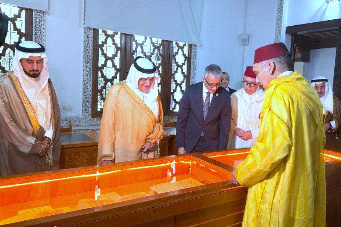 المدير العام للألكسو يزور خزانة القرويين التاريخية بمدينة فاس